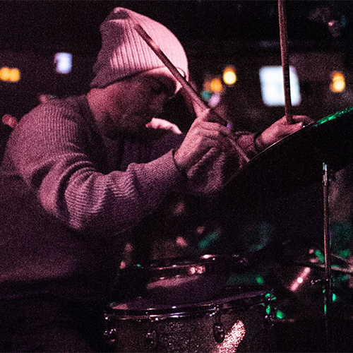 Photo of man playing the drums with drumsticks (Jesus Caballero)