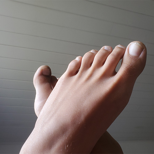 Photo of feet crossed (Marcela Echeverri)