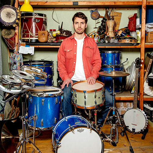 Photo of man sitting behind a drum set (Øyvind Skarbø)